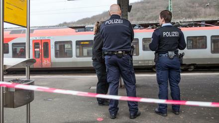 Die tödliche Attacke ereignete sich im Bahnhof von Herborn (Hessen), wo die Beamten einem Zugbegleiter helfen wollten. 