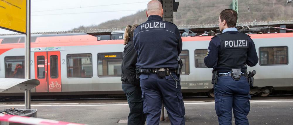 Die tödliche Attacke ereignete sich im Bahnhof von Herborn (Hessen), wo die Beamten einem Zugbegleiter helfen wollten. 
