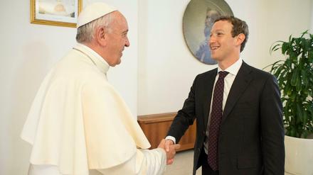 Mark Zuckerberg wird von Papst Franziskus im Vatikan begrüßt. 