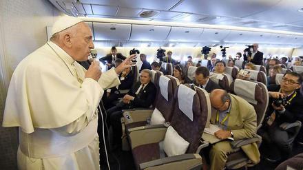 Papst Franziskus auf dem Rückflug aus Südkorea.