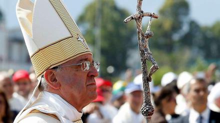 Papst Franziskus hat bei einem Besuch in Kalabrien die Mafia in ungewöhnlich scharfer Form verurteilt und zu ihrer Bekämpfung aufgerufen.