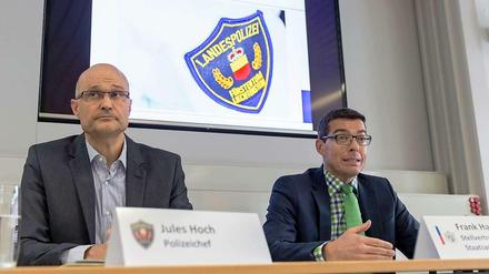 Jules Hoch, Polizeichef, und Frank Haun, stellvertretender Staatsanwalt, in der Pressekonferenz zu dem Mordfall.