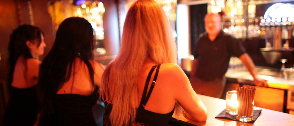 Prostituierte sitzen in Köln im Bordell "Paschas" an einer Bar. 