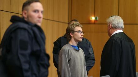 Der Angeklagte Marcel H. (M.) am ersten Verhandlungstag im Bochumer Landgericht an der Anklagebank.