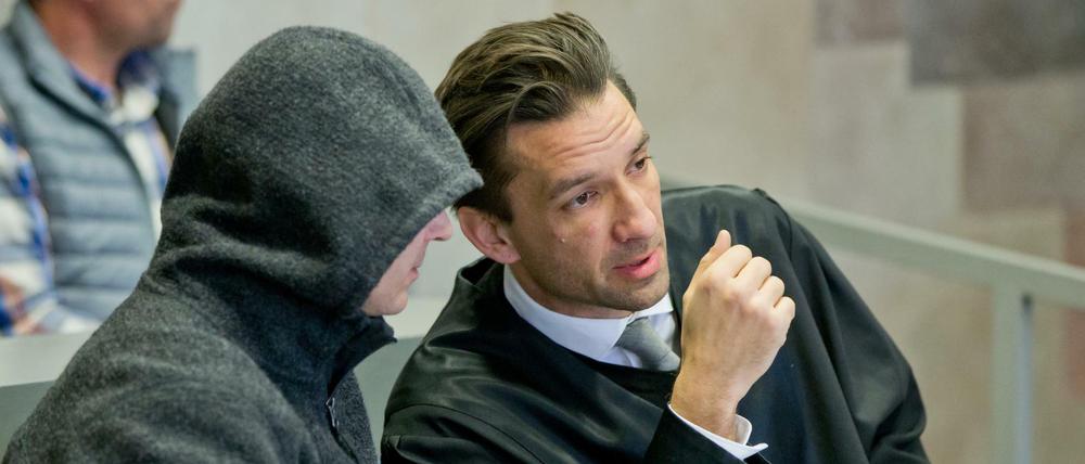 Der wegen Mordes angeklagte Bernd G. (l) unterhält sich am Montag im Sitzungssaal im Landgericht in Ansbach (Bayern) vor Prozessbeginn mit seinem Anwalt Benjamin Schmitt. Der 48-Jährige muss sich in dem Sicherungsverfahren wegen zweifachen Mordes verantworten. 