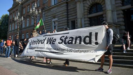 Demonstranten halten am 29.08.2017 in Hamburg vor dem Strafgerichtsgebäude ein Banner in den Händen, auf dem sie den Satz "United wie stand" geschrieben haben. 