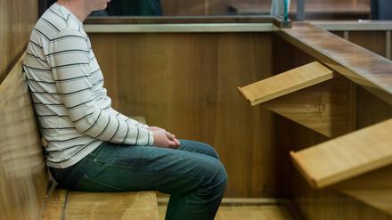 Der Angeklagte Yannick M. sitzt am Mittwoch im Gerichtssaal im Landgericht in Hannover auf der Anklagebank. Der 22 Jahre alte Angeklagte soll nach Absprache mit dem Vater des späteren Opfers nach Belgien gereist sein und dort sexuelle Handlungen an dem Kind vorgenommen haben.