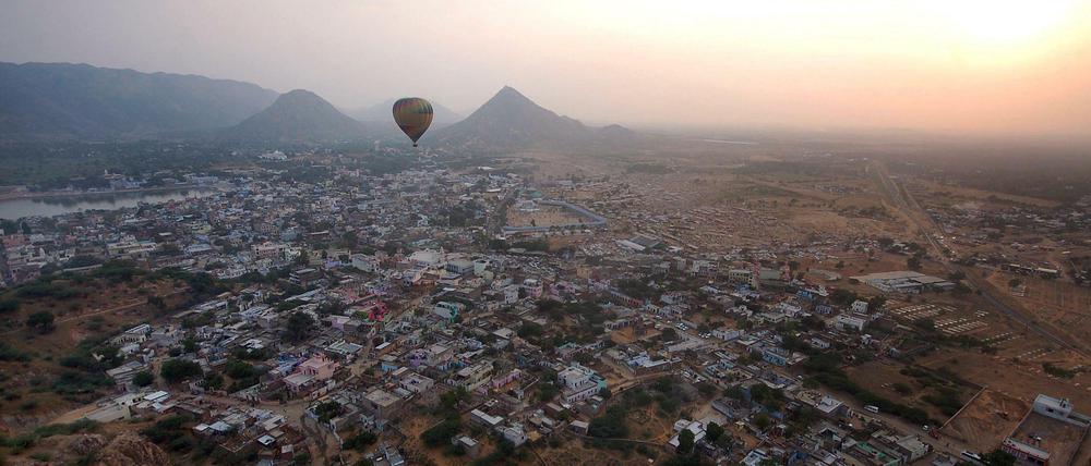 Noch in der Luft. Hier fliegt der Heißluftballon noch über den Kamelmarkt von Pushkar. Die Landung war allerdings unplanmäßig.
