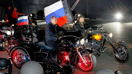 Kremlchef Wladimir Putin zeigt sich gerne im Kreise des Motorradclubs "Die Nachtwölfe".