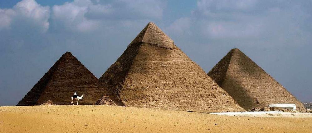 Drei deutsche Hobbyarchäologen haben aus der Cheops-Pyramide illegal Proben entnommen und sind zu fünf Jahren Haft verurteilt worden.