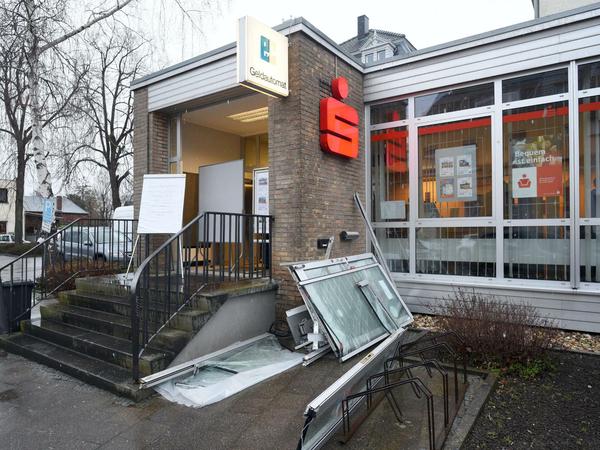 Die Trümmer einer Tür liegen am Donnerstag vor einer Bank in Vettweiß (Nordrhein-Westfalen). 