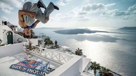 Geht doch. Der Schweizer Joel Eggimann tritt auf der griechischen Insel Santorini bei der Red Bull Art of Motion auf.