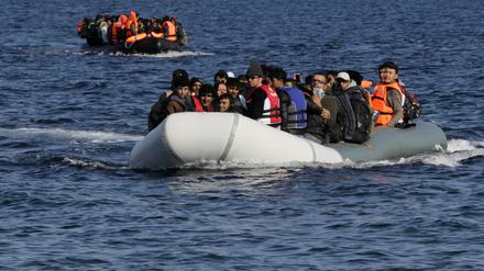 Flüchtlinge erreichen am Montag auf einem überladenen Schlauchboot die griechische Insel Lesbos. Täglich sind bis zu 100 Boote unterwegs. 