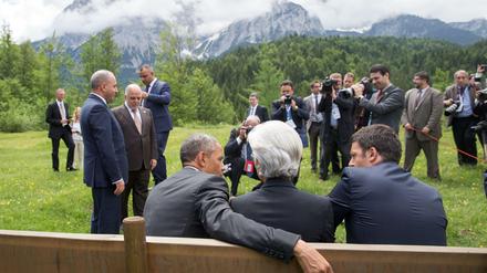 Azzurro und Alpenpanorama weiß-blau: Italiens Premier Renzi in Elmau (rechts) mit IWF-Chefin Christine Lagarde und US-Präsident Obama.