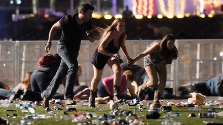 Besucher des Festivals in Las Vegas rennen vom Gelände, nachdem Schüsse gefallen sind. 