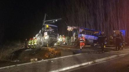 Rettungskräfte bergen den verunglückten Schulbus an der Unfallstelle in Millas nahe Perpignan.