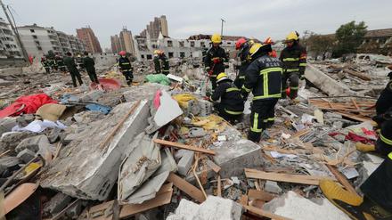 Rettungskräfte suchen in Ningbo nach Opfern der Explosion. 