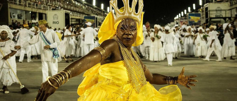 Mit mystischen Tänzen haben die sogenannten Baianas das Sambódromo in Rio für die großen Paraden ab Freitag "gereinigt".