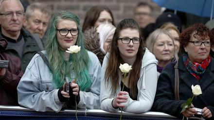 Zuschauer mit weißen Rosen bei der zweiten Beisetzung von Richard III am Donnerstag in Leicester. 