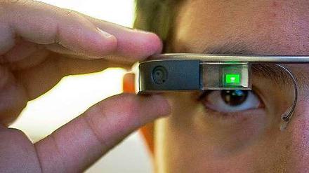 Gesichtserkennung per Datenbrille. Bisher hat die Polizei in Dubai erst vier der "Google Glasses" testweise im Einsatz