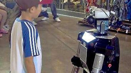 Ein Supermarkt in Kyoto: Ein Roboter, der einem "Star Wars"-Film entsprungen sein könnte, flitzt durch die Regalreihen und scannt die Produkte.