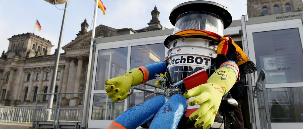 Der trampende Roboter Hitchbot, hier am 18.02.2015 in Berlin vor dem Reichstagsgebäude, ist auf seiner Reise zerstört worden. „Manchmal passieren guten Robotern schlechte Dinge", kommentierten seine Erfinder.