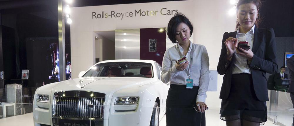 Rolls-Royce gefällig? Auf der Luxusmesse Rendezvous auf der chinesischen Tropeninsel Hainan werden teure und sehr teure Autos angeboten.