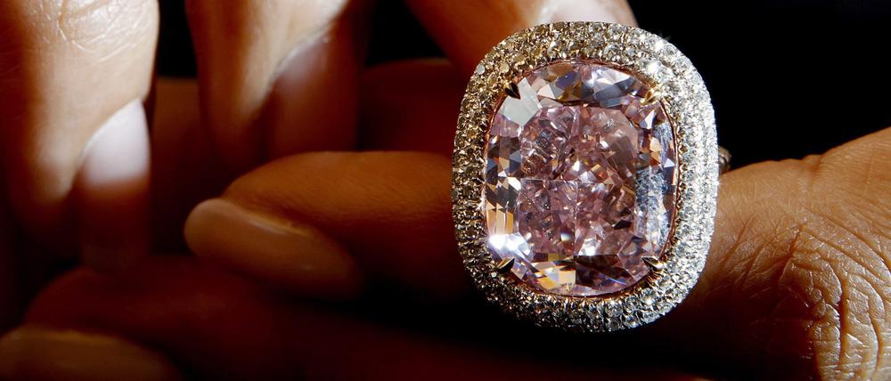Und das ist der Klunker: Einer der teuersten Diamanten der Welt wurde nun in der Schweiz versteigert. 