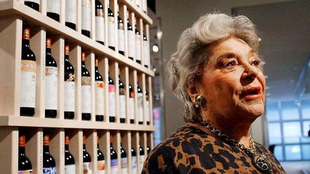 Auch im hohen Alter hat Philippine de Rothschild für den Wein ihrer Weingüter in Frankreich, den USA und Chile geworben. Bevor sie ins Weingeschäft einstieg, war sie eine erfolgreiche Schauspielerin. Sie starb nun im Alter von 80 Jahren. 
