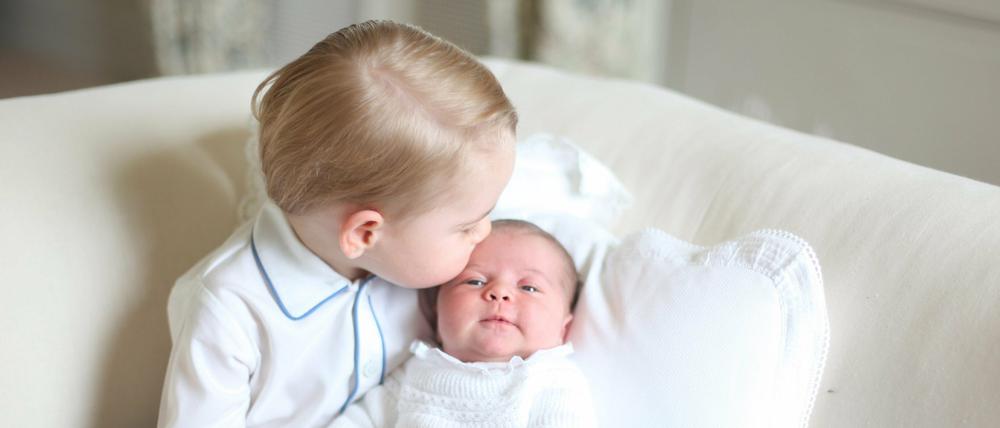 Der britische Prinz George mit seiner kleinen Schwester Prinzessin Charlotte