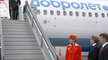 Bild aus besseren Tagen. Regierungschef Medwedew inspiziert eine Dobroljot-Maschine. Die Airline stellte inzwischen ihren Betrieb ein.