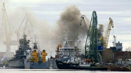 Dichter Rauch über der Werft in Sewerodwinsk.