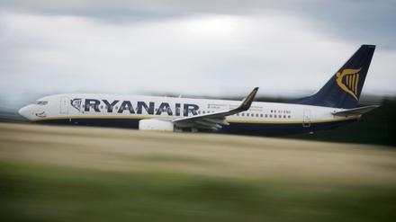 Ein Flugzeug der irischen Low-Cost-Airline Ryanair startet am vom Flughafen Frankfurt-Hahn in Lautzenhausen. Am Mittwoch machte eine gefälschte Pressemitteilung der Airline die Runde in den Medien. 
