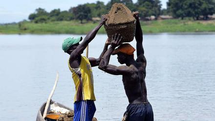 Wertvoller Sand. Diese Männer holen an der Grenze zwischen der Demokratischen Republik Kongo und der Zentralafrikanischen Republik den Sand vom Flussboden. Er wird für die Bauindustrie gebraucht.