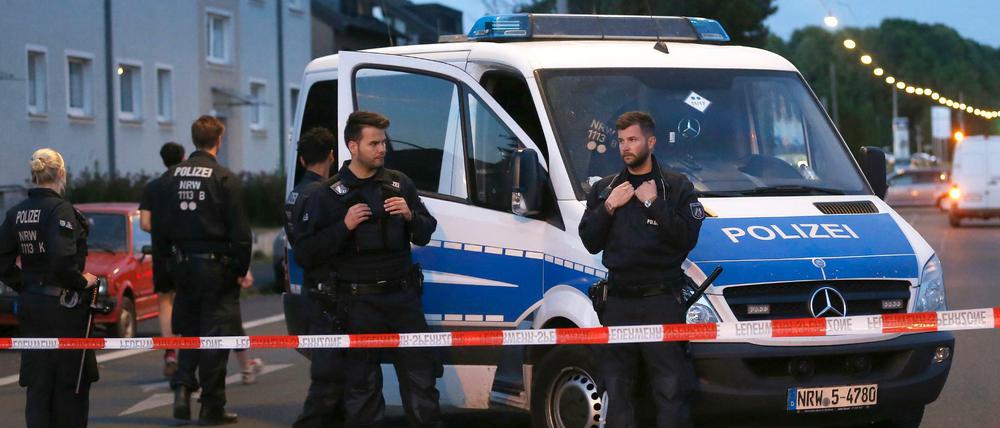 Polizisten sperren in Oer-Erkenschwick (Nordrhein-Westfalen) den Ort ab, an dem bei einer Schießerei am Dienstagabend vier Menschen zum Teil schwer verletzt worden sind. 