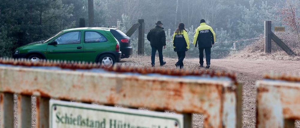 Auf einem Schießübungsplatz bei Genthin in Sachsen-Anhalt wurden drei Leichen gefunden.