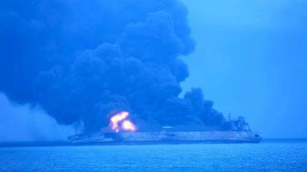 Der brennende Öltanker "Sanchi" vor der Küste von China.