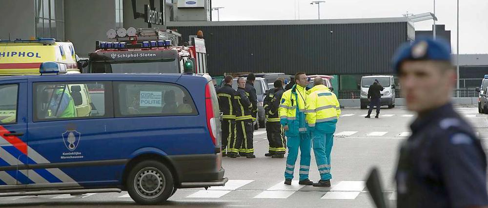 Polizei, Feuerwehr und Ambulanz stehen vor dem Flughafen Schiphol bereit, der am Morgen evakuiert werden musste. 