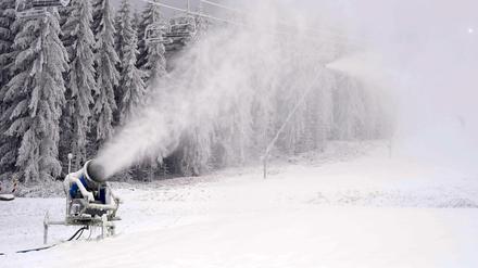 Solche Schneekanonen sollen das polnische Wintersportzentrum Szczyrk mit mehr Schnee versorgen.