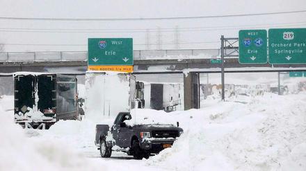 Der US-Bundesstaat New York leidet wie hier in West Seneca unter einem Rekordschneefall.