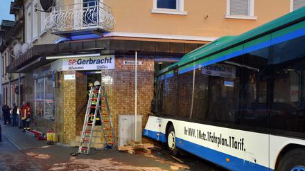 In Eberbach (Baden-Württemberg) fuhr ein Schulbus in eine Hauswand, mindestens 20 Personen sind verletzt.
