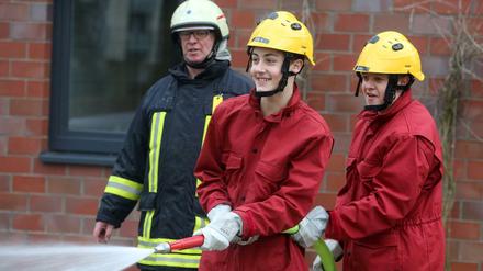 Früh übt sich: Auch viele junge Menschen reizt der Beruf des Feuerwehrmanns.