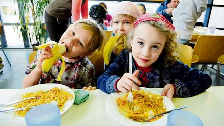 Schulkinder sollen mehr über gesunde Ernährung lernen, sagt Minister Christian Schmidt.
