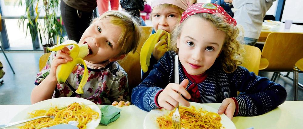 Schulkinder sollen mehr über gesunde Ernährung lernen, sagt Minister Christian Schmidt.