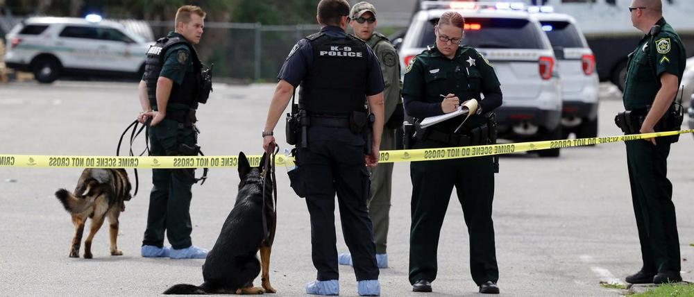 Polizisten haben das Gebiet rund um den Tatort in Orlando abgesperrt.