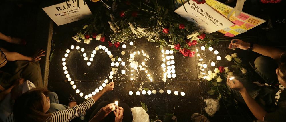 Am Erawan Schrein gedenken Menschen der Toten des Anschlags von Montag. Die Polizei hat indessen festgestellt, dass auch der zweite Anschlag von den Tätern vom Erawan Schrein verübt wurde.