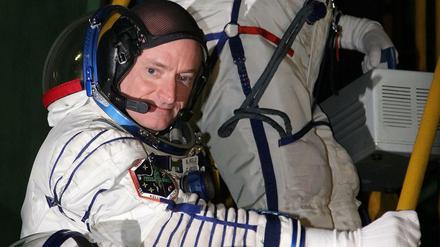 US-Astronaut Scott Kelly geht am 8. Oktober 2010 in Baikonur (Kasachstan) an Bord eines Sojus-Raumschiffs.