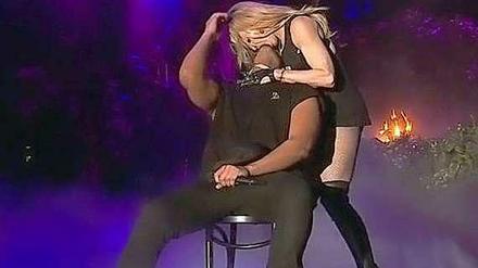 Rapper Drake wird von Madonna auf dem Coachella Festival 2015 geküsst