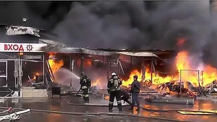 Das Einkaufszentrum „Admiral“ in der russischen Stadt Kasan steht in Flammen, Feuerwehrleute sind im Einsatz. 