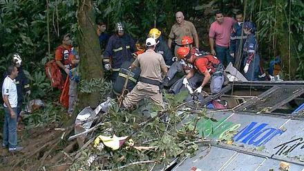 Rettungskräfte beim Einsatz in Santa Catarina, Brasilien. Ein Bus ist in eine Schlucht gestürzt. 